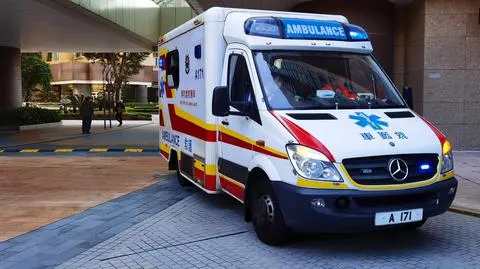 karetka ambulans chiny - James Jiao shutterstock_1921237664_1
