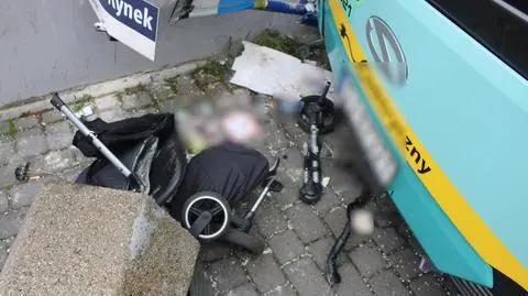 Kierowca autobusu wjechał w przystanek. Była tam kobieta i dwoje małych dzieci