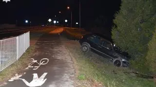 Kierowca samochodu zjechał z drogi i uderzył w przepust 