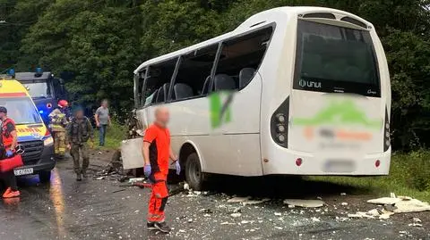 Wypadek autokaru z pojazdem ciężarowym