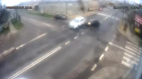 Jechali z trzech stron, jeden nie zauważył stopu. Zderzyli się na środku skrzyżowania. Nagranie