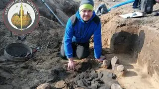 Krzysztof Socha eksplorujący pochówek kultury łużyckie