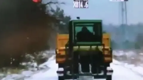 Ciągnął na przyczepie koparkę, w której siedział człowiek