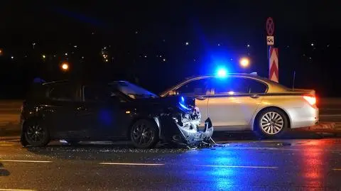 Kolizja trzech aut na Wisłostradzie. Jedno z nich to pojazd SOP