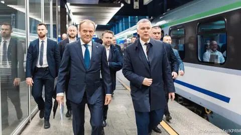 Premier i ministrowie w drodze na wyjazdowe posiedzenie rządu