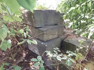 Mają boki obrobione dłutem