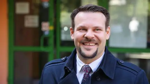 Michał Drewnicki przed lokalem wyborczym