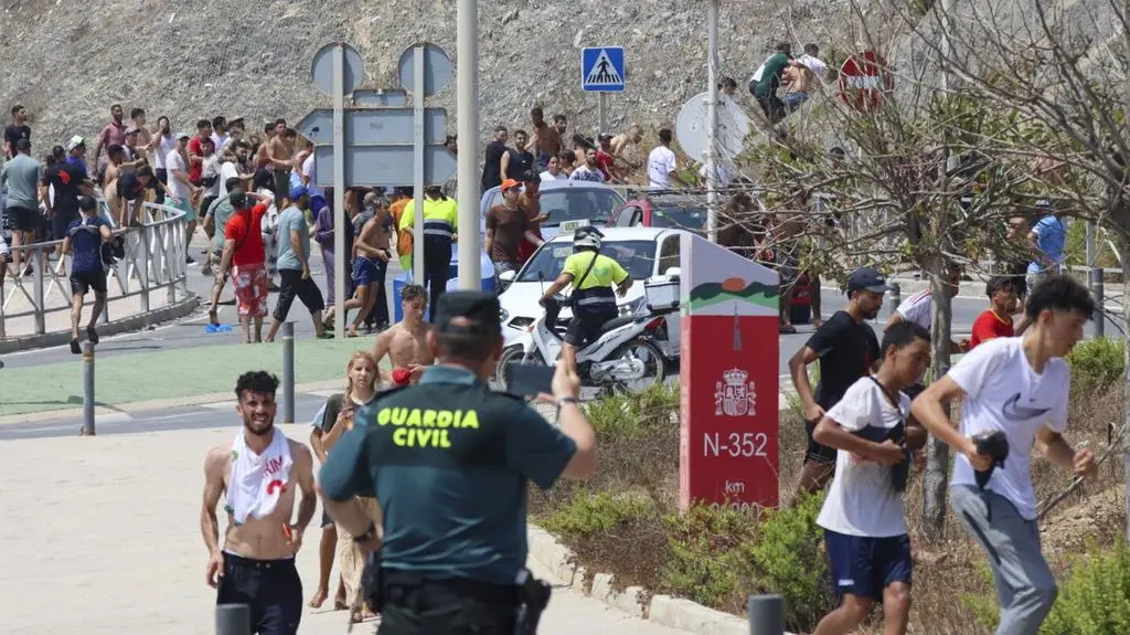 Migranci na granicy Ceuty 