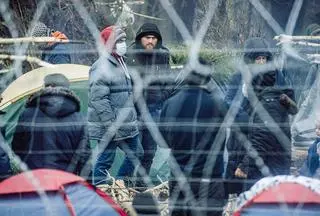 Migranci w obozowisku po białoruskiej stronie (zdjęcie z połowy listopada)