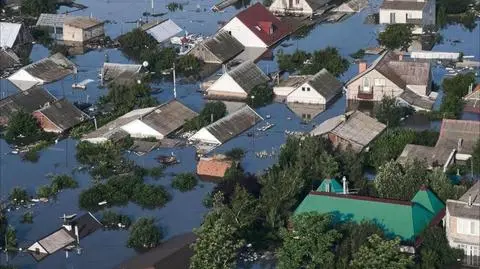 Dzień po wielkiej wodzie. Z terenów zalanych po wysadzeniu tamy ewakuowano blisko dwa tysiące ludzi 