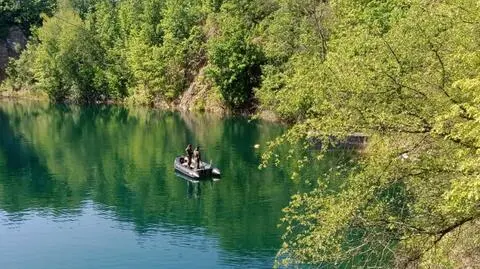 Divers and sappers neutralise unexploded artillery shells from a flooded quarry