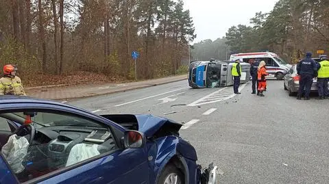 Uderzyła w radiowóz z taką siłą, że przewrócił się na bok. Cztery osoby w szpitalu