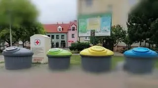 Pojemniki mają specyficzną budowę, większa część znajduje się pod ziemią