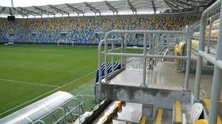W razie potrzeby skorzystać można z dodatkowych - bezpośrednio na płycie boiska
