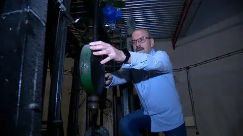 Pan Henryk od lat przestawia zegary w wieży ratuszowej w Poznaniu