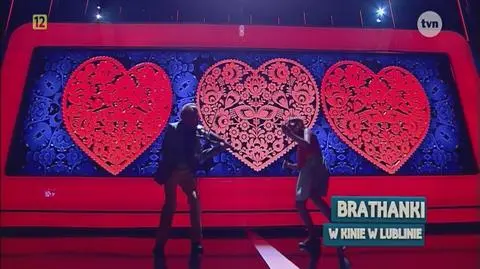 Grupa folk której liderką  jest babcia Janina śpiewa piosenkę Brathanków W kinie w Lublinie