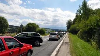 Kierowcy zniecierpliwieni szukają różnych dróg objazdowych 