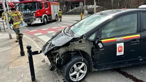 Rozbity samochód przy barierkach, kierowcy nie ma