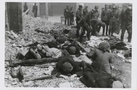 Fotografia z Raportu Jürgena Stroopa do Heinricha Himmlera z maja 1943