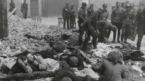 Fotografia z Raportu Jürgena Stroopa do Heinricha Himmlera z maja 1943