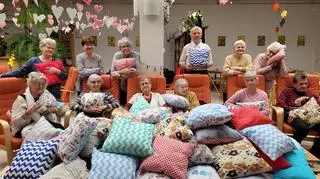 Seniorzy z Poznania szyją poduszki dla dzieci z Ukrainy