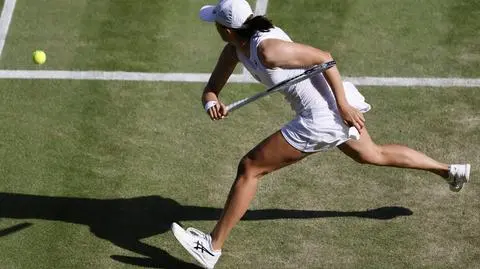 Igę Świątek pokonały "lisica" i trawa. Eksperci o przyczynach porażki