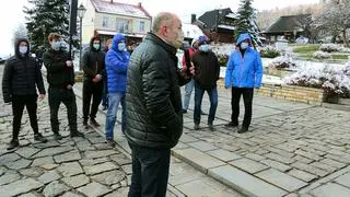 Na konferencji pojawiła się grupa kilkunastu mężczyzn, którzy wykrzykiwali różne hasła w kierunku posła Marka Sowy