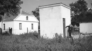 Ubikacja na podwórzu szkoły w Dąbrówce, 1950-60