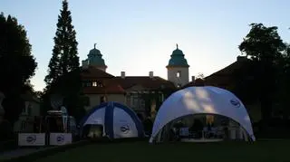Namiot TVN 24 przed Zamkiem w Książu