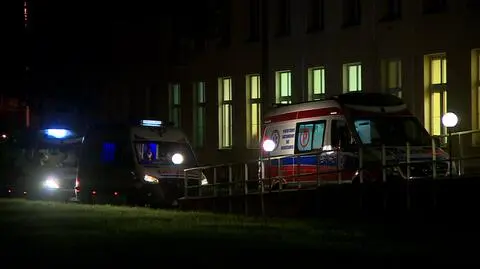 Kolejka karetek przed szpitalem we Wrocławiu