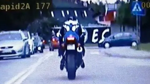 Motocyklista "jechał agresywnie", uciekał przed policją. Odpowie za 20 wykroczeń i przestępstwo