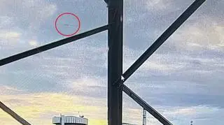 Zdjęcie pocisku nad elektrownią 