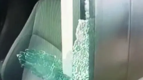 Policjant wybił szybę