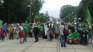 Pielgrzymi u podnóża Jasnej Góry