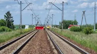 Mężczyzna, który prowadził rower, został potrącony przez pociąg