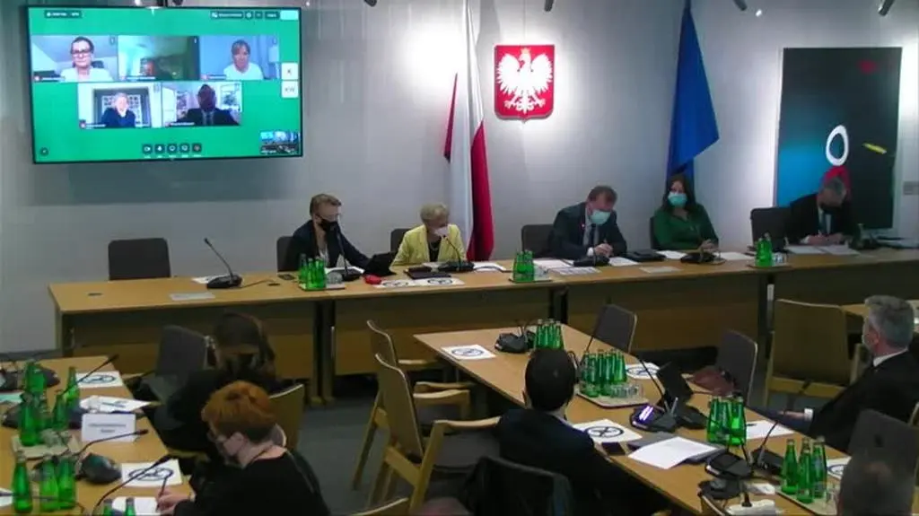 Posłowie wychodzą z obrad komisji