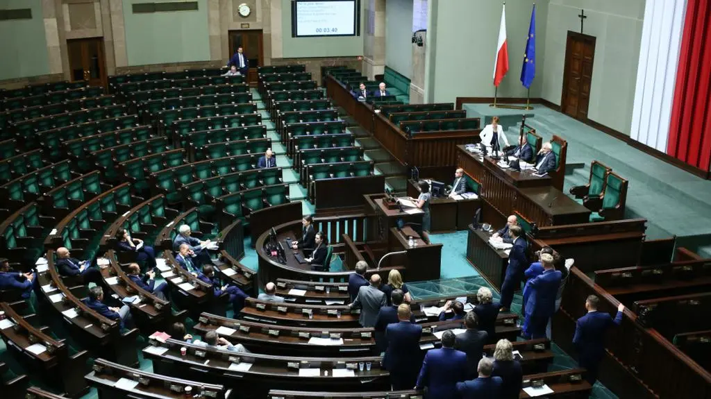 "Chichotem historii jest to, że rozmowa o TK odbywa się czwarty raz pod osłoną nocy"