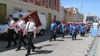 Pochód idzie do ulicy Szewskiej