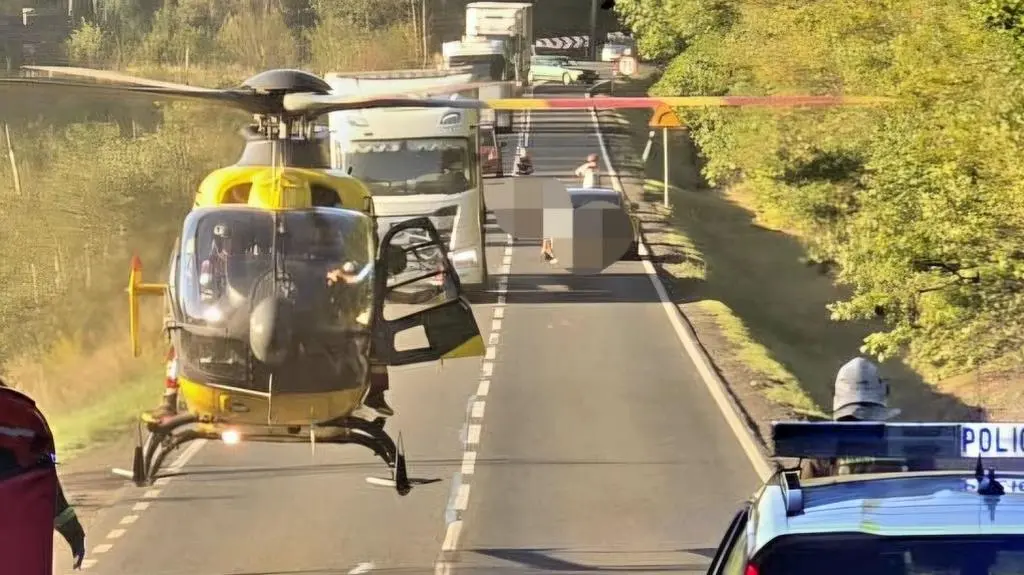 Motocyklista uderzył w bariery