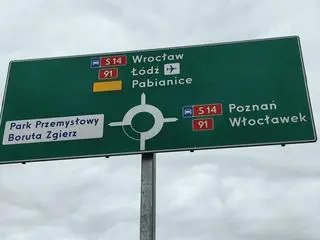 Pusty żółty prostokąt na tablicy informacyjnej.