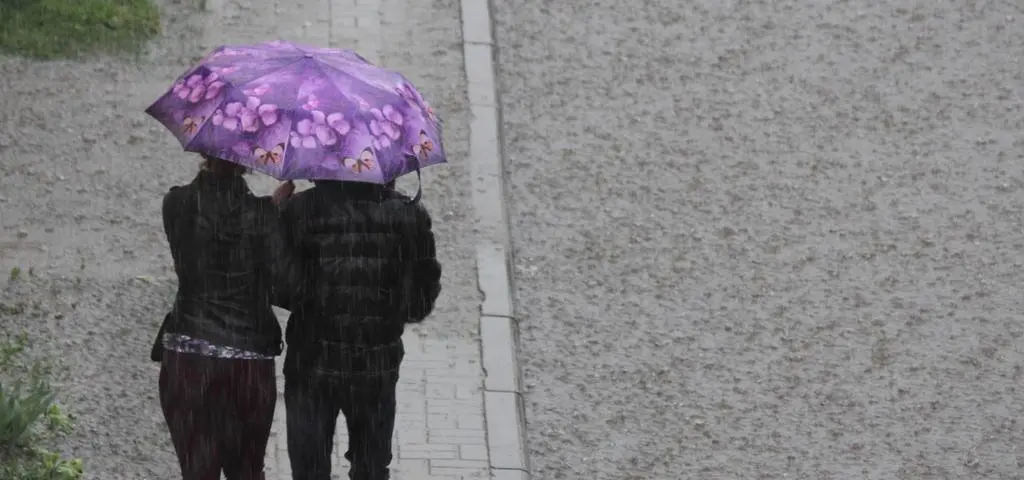 Alert RCB dla pięciu powiatów. "Unikaj otwartych przestrzeni"