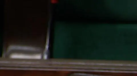 Elżbieta Witek najpierw grzmi z mównicy, potem emocjonalnie komentuje wypowiedź posła z ław