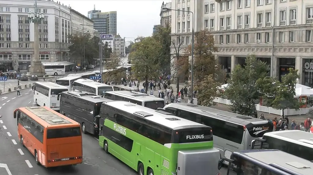 Autokary na placu Konstytucji 