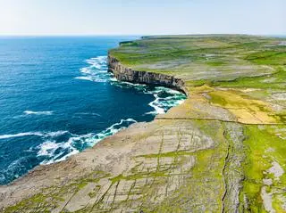 Wyspa Inis Mór, której krajobraz można rozpoznać z filmu "Duchy Inisherin"