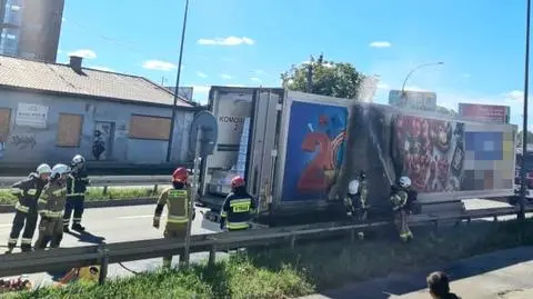 Na wjeździe do Warszawy zapaliła się naczepa ciężarówki