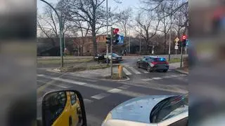 Kierowca uderzył w drzewo na alei Słowackiego w Krakowie