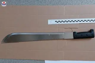 24-latek miał wymachiwać w kierunku policjantów maczetą