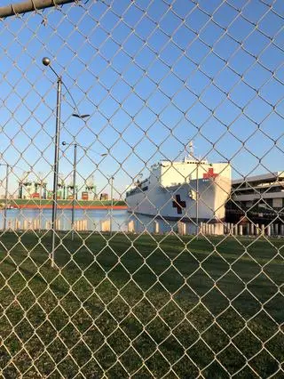 Do Los Angeles przypłynął statek szpitalny Mercy