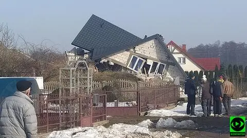 Po wybuchu zawalił się dom. W środku były trzy osoby, w tym pięcioletni chłopiec. Trafili do szpitala