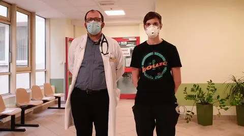 Pan Paweł w dniu opuszczenia szpitala. Po lewej prof. Michał Zakliczyński